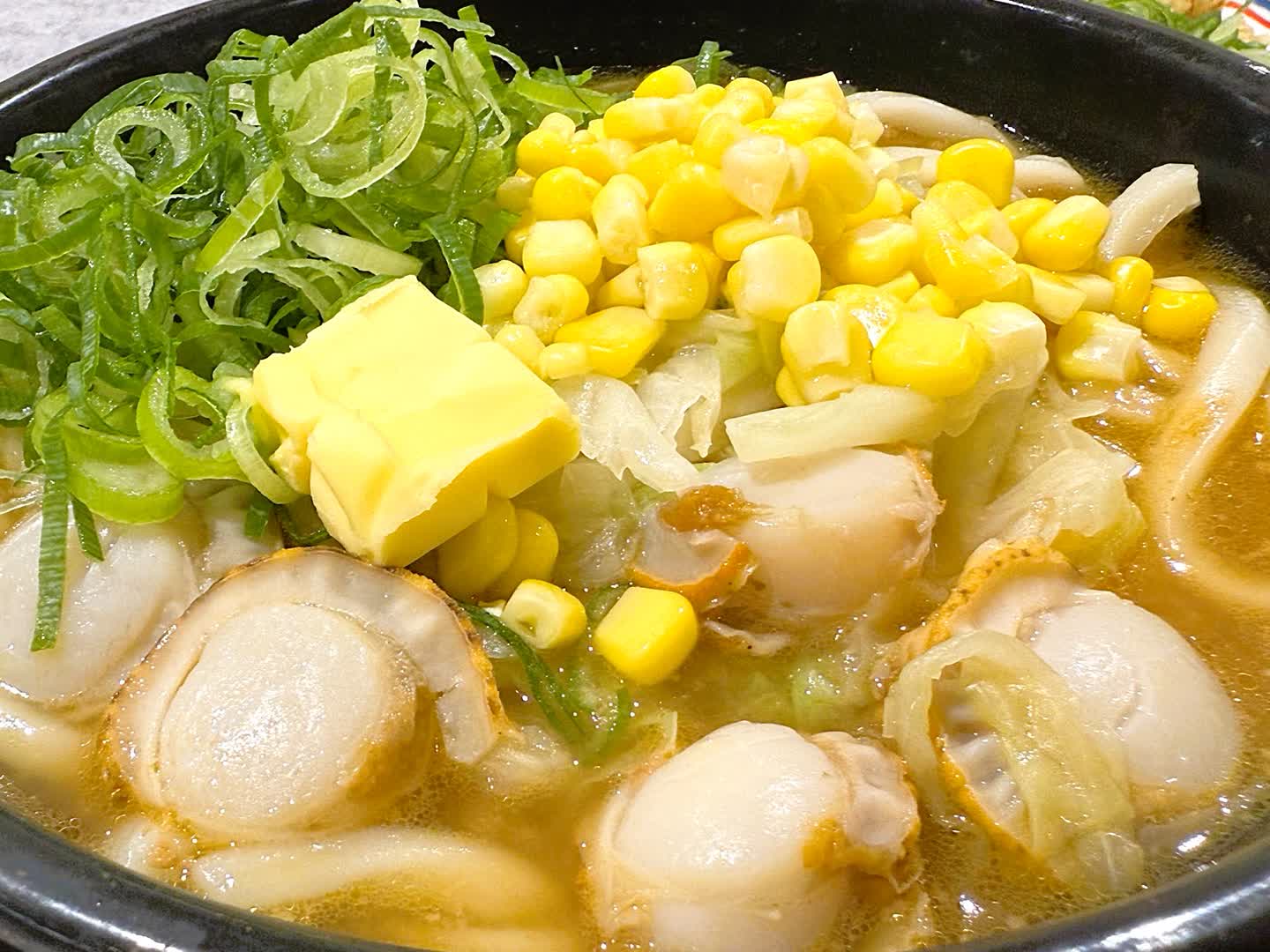 はなまるうどん「ホタテ味噌バターうどん」。別皿で出てきたバターを開けうどんの上に載せた状態