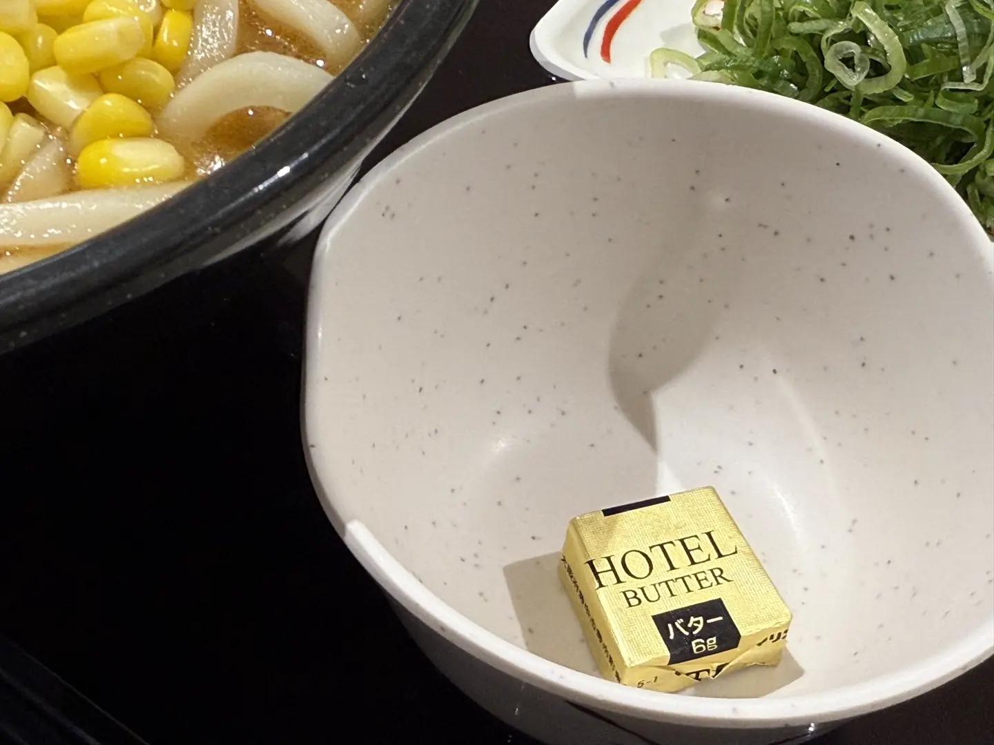 「ホタテ味噌バターうどん」に使用されているバター(6g)