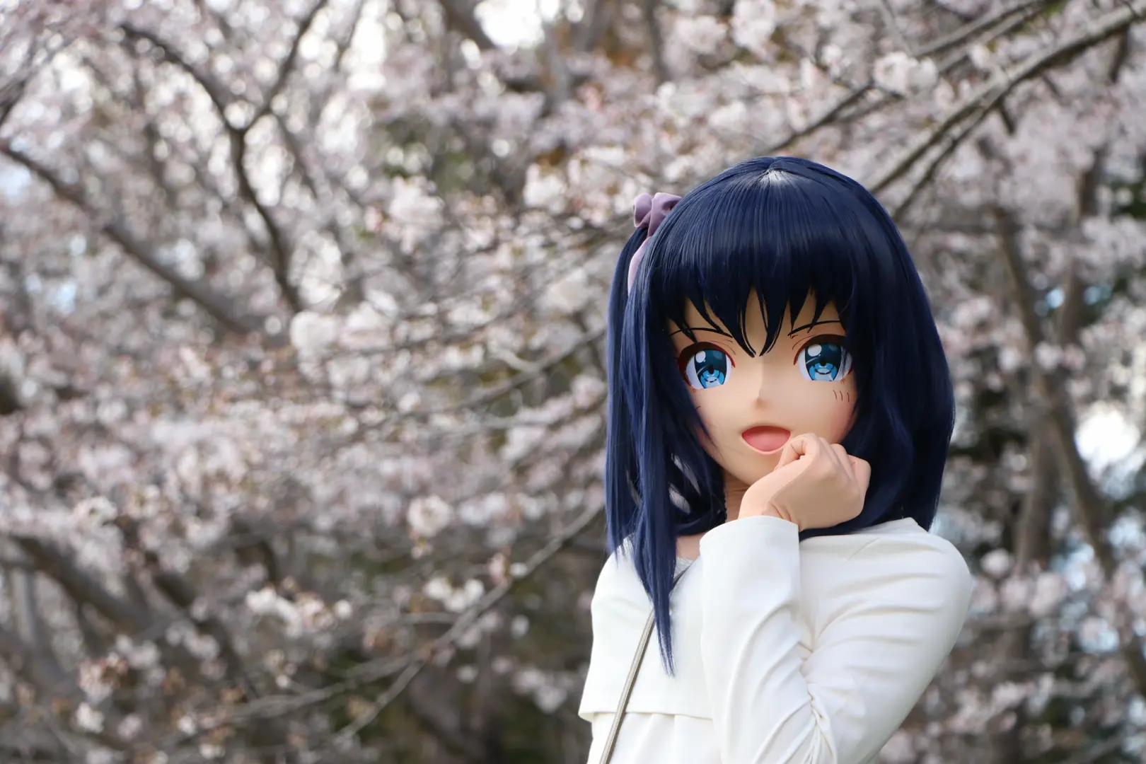 桜の木の前に佇むOsumi Akari